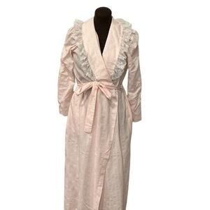 Contemporary Made In USA Vintage Pastel Pink Robe Lace Trim Ruffle Size Medium